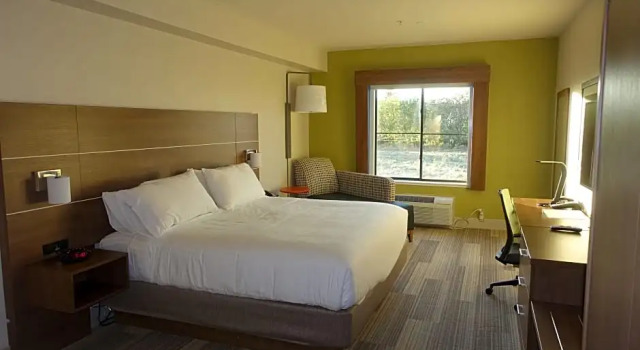 Номер Standard Holiday Inn Express & Suites Brentwood