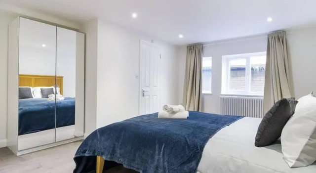Livestay - 2 Bed Hollywood Movie Themed Apt, Забронировать Отель Отели Англии 3 звезды, 3*