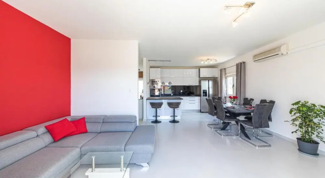 Beautiful Home in Kastel Stari With Wifi and 2 Bedrooms, Rezerwuj Hotel Hotele w Kaštela z basenem, Basen