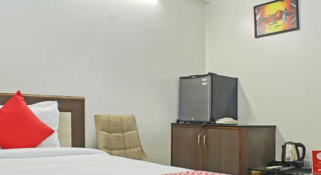 OYO 22792 Hotel Jayratna