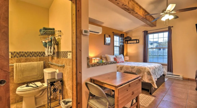 Cute Studio Abode - Steps to Long Beach Boardwalk!, Забронировать Апартаменты/квартира Лонг-Бич штат Вашингтон, рядом с Центр верховой езды Skippers