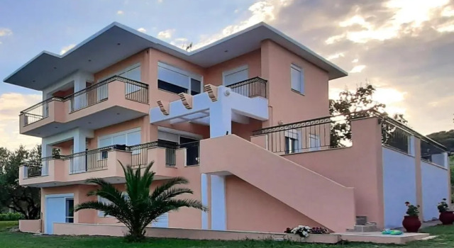 Chris Lux, Book Vacation Home Ormos Panagias 