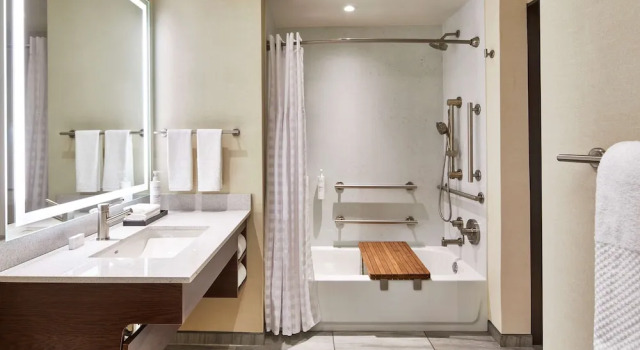 Люкс с балконом Embassy Suites by Hilton Nashville Downtown