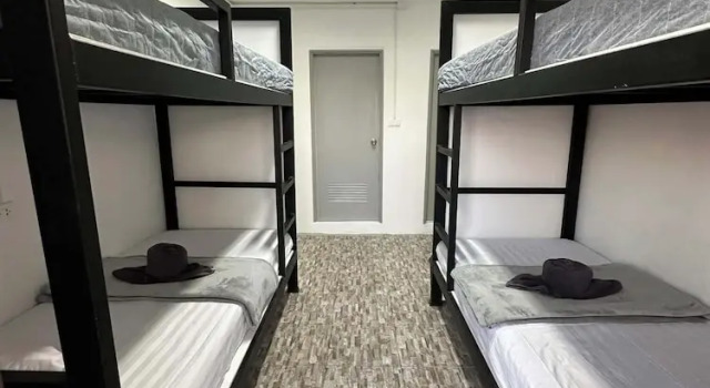 Кровать в общем номере Phuket Hostel at Rawai