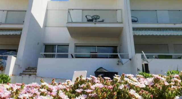 LovelyStay - Divine 3BDR Duplex House w/ Pool & Garden, Rezerwuj Hotel Hotele w Algarve z parkingiem, Parking