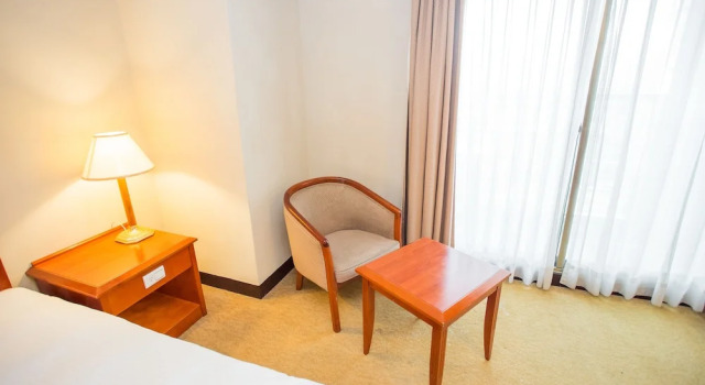 Двухместный номер Standard с балконом Jiuwu Hotel