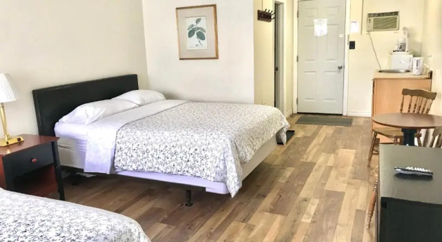Standardní Čtyřlůžkový pokoj s balkonem Lakeside Inn