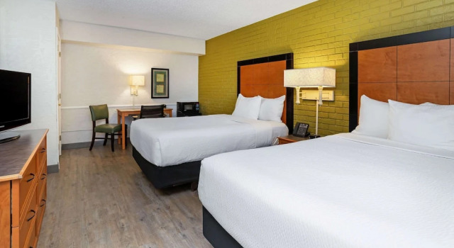 Четырёхместный номер Deluxe La Quinta Inn Tampa Airport Stadium Westshore