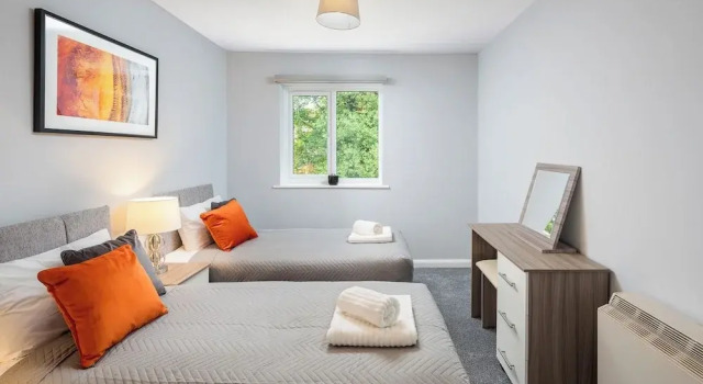 Modern 1-bedroom in Crawley With Free Parking, Забронировать Отель Отели Исторического графства Суссекса с парковкой, Парковка