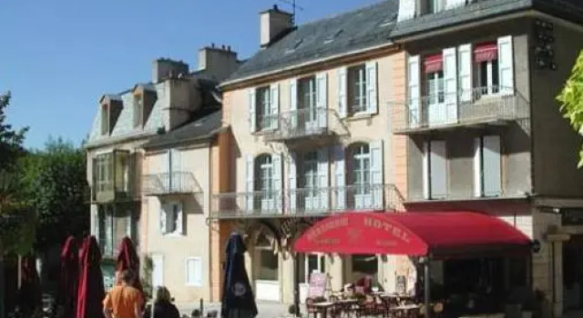 Кровать в общем номере Logis Hôtel Restaurant Le Drakkar