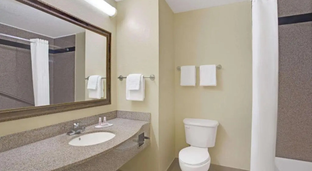 Четырёхместный номер Standard Super 8 by Wyndham Daytona Beach