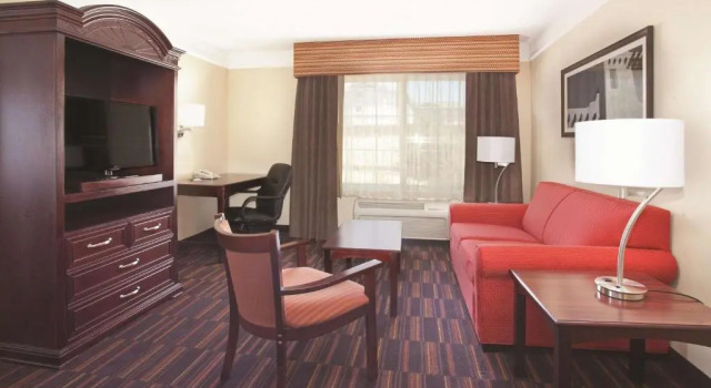 Двухместный люкс c 1 комнатой La Quinta Inn & Suites by Wyndham Albuquerque Midtown