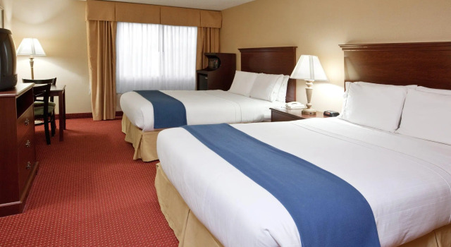 Четырёхместный номер Standard Holiday Inn Express Mt. Vernon by IHG