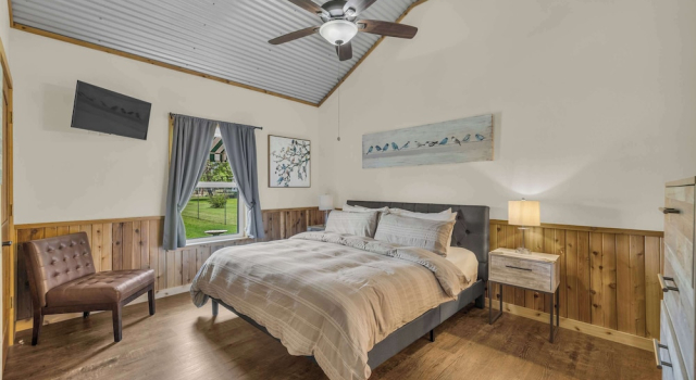 Farmhouse Charm 10 Min to Downtown, Pet Friendly!, Buchen Sie Ferienhaus Villen in Albert, Villa