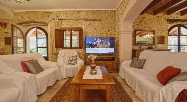 Spacious rustic country house with pool only 1 km from Buger