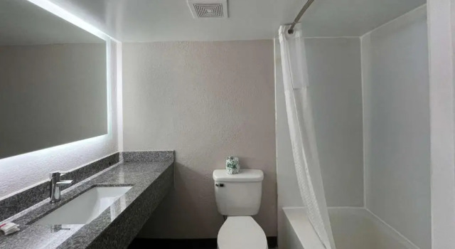 Двухместный номер Standard с балконом Days Inn and Suites by Wyndham Port Huron