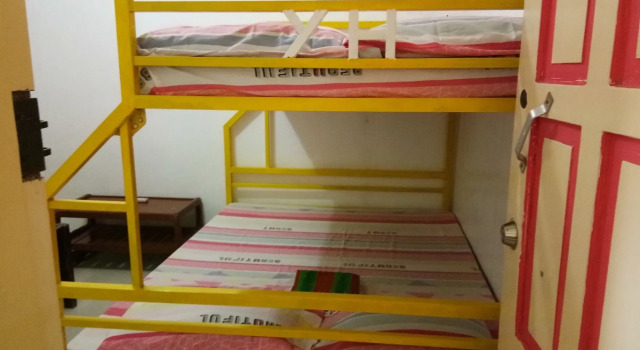 Yellow HOUSE Vacation Rental, Book Pension Billige hoteller i Zambales