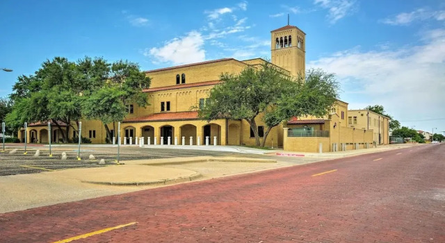 Inviting Lubbock Home > 1 Mi to Downtown, Забронировать Отель Лаббок штат Техас, рядом с Fresenius Medical Care at Lubbock Heart Hosptial