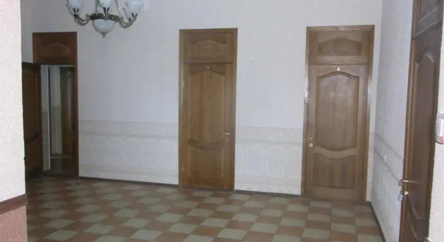 White House Guest House, Prenota Affittacamere Hotel a Central Russia con parcheggio, Parcheggio
