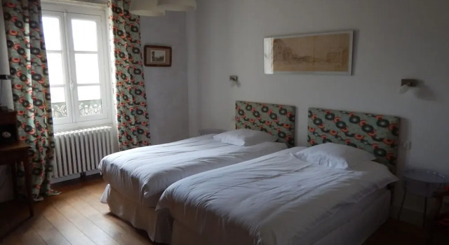 Le Clos de l'Abbaye, Book Bed and Breakfast Hoteller i Burgund med parkering, Parkering