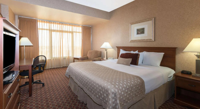 Номер Standard Ramada by Wyndham Topeka Downtown Hotel & Convention Center