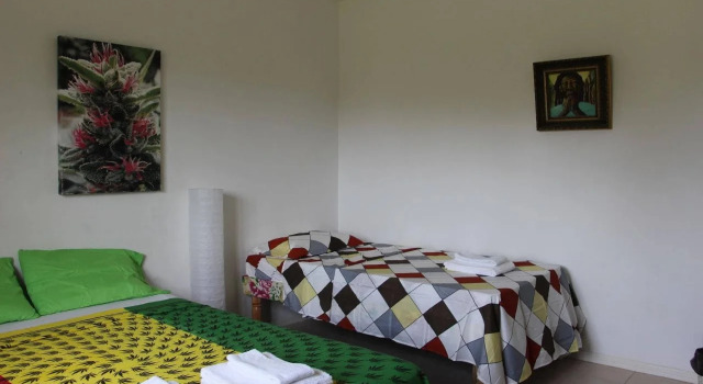 Hotbox Bud & Breakfast, Rezerwuj Hotel Hotele w Saint Ann Parish z parkingiem, Parking