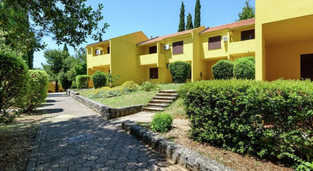 Apartment With Wifi, at 4 km. From City of Trogir, Забронировать Апартаменты/квартира Сегет Доньи Трогир, рядом с Частный Пляж «Сикрет Гарден Барада Бич Апартмент»