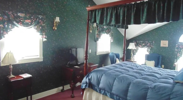 William Seaward Inn, Book Hotel Westfield New York State