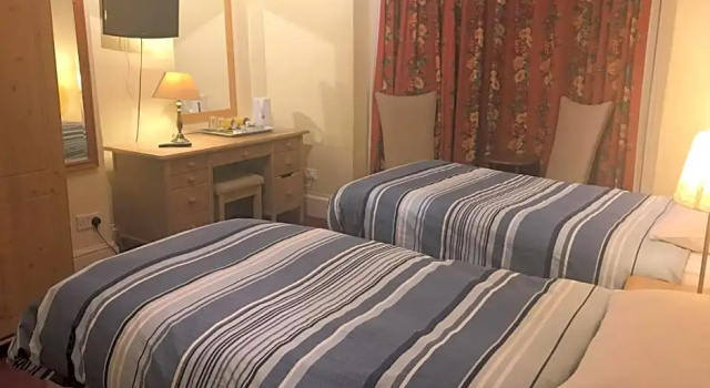 Номер Standard Ambassador Hotel