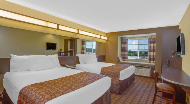 Четырёхместный номер Standard Microtel Inn & Suites by Wyndham Harrisonburg