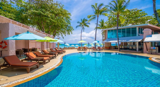 Кровать в общем номере Baan Samui Resort - SHA Extra Plus