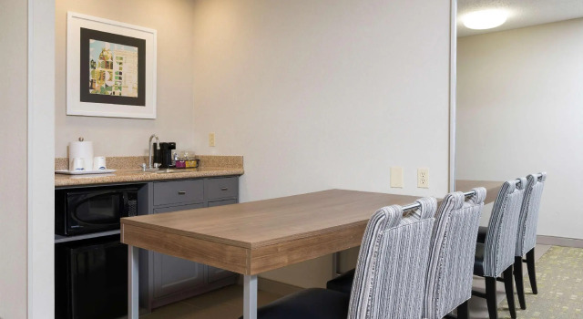 Четырёхместный люкс Hampton Inn & Suites East Lansing