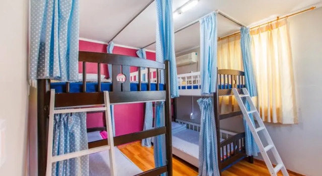 Кровать в общем номере (мужской номер) Green Guesthouse