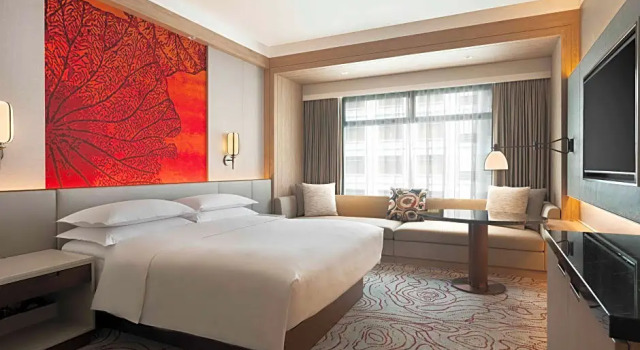 Номер Superior Sheraton Saigon Grand Opera Hotel