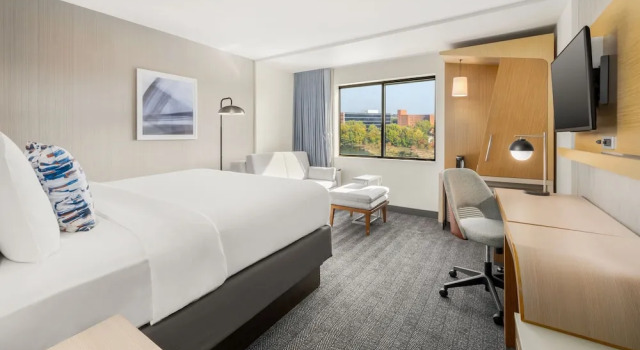 Четырёхместный номер Standard с видом на реку Courtyard by Marriott Columbus Phenix City