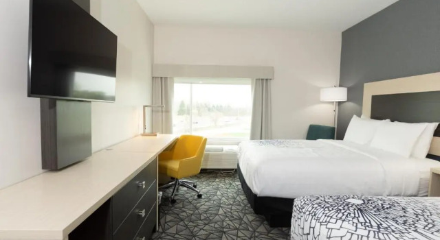Четырёхместный номер Standard La Quinta Inn & Suites by Wyndham Shorewood