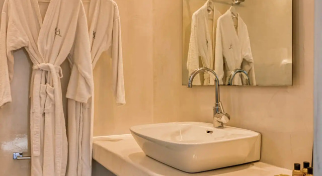 Люкс с видом на горы Oia Suites