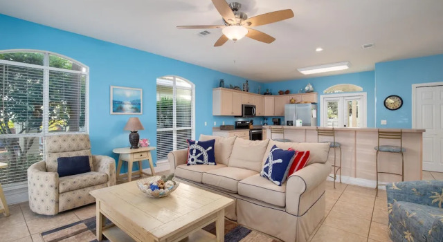 One Story Cottage on Closest Street to Beach in Emerald Shores, Varaa Lomakoti Hotellit Emerald Coast uima-altaalla, Uima-allas