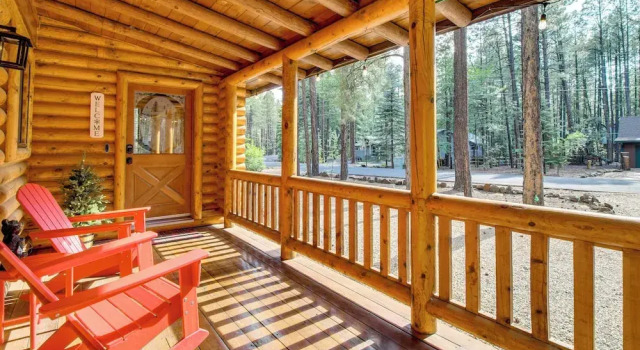 Коттедж Near Fishing & Hiking: Pinetop Log Cabin w/ Deck!