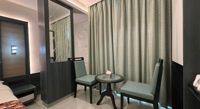 Люкс Comfort Hotel Imperial Suites - Airoli
