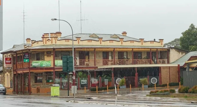 Bentley's Hotel, Book Hotel Clare 
