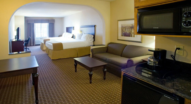 Четырёхместный люкс Holiday Inn Express Hotel and Suites Kingsville by IHG