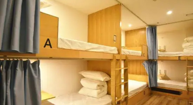 Кровать в общем номере (мужской номер) Ease Hostel