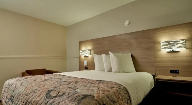 Двухместный номер Standard с балконом Family Garden Inn & Suites