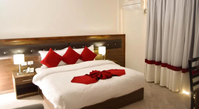 O podwyższonym standardzie dwuosobowy pokój Corner View Hotel – Petra