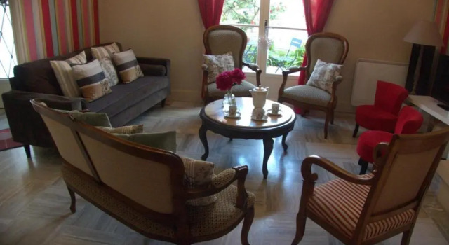 Gîte Moderne 10 Pers. en Touraine avec Jardin, WiFi, Près de la Vienne et Vignobles de Chinon - FR-1-381-395, Book Hotel  