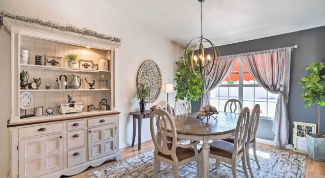 Коттедж Elegant Peoria Home: Pool, Putting Green, Fire Pit
