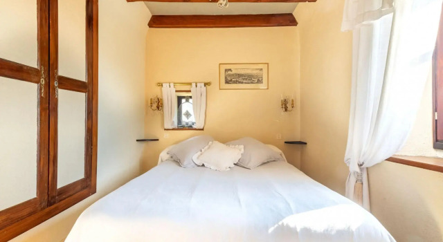 Plush holiday home in Altillac with a private swimming pool, Boek Hotel Altillac 