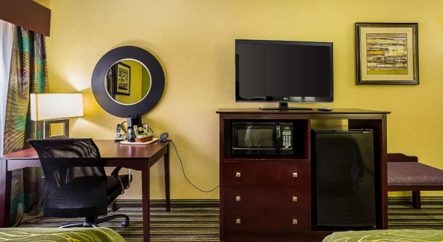 Четырёхместный номер Standard Super 8 by Wyndham Alexandria LA