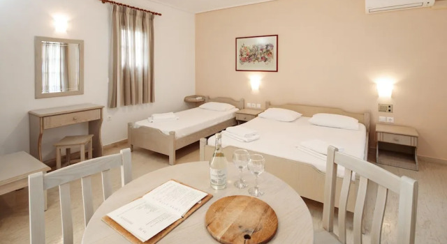 Трёхместный номер Standard с балконом Proteas Hotel & Suites